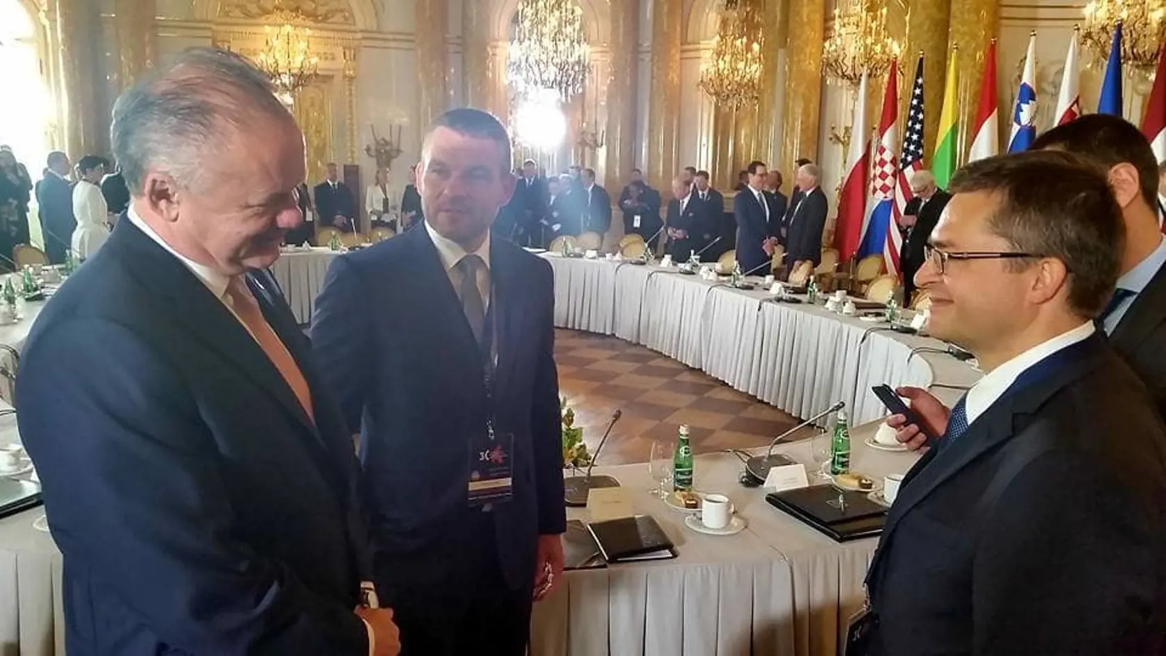 Peter Pellegrini si odfotil spoza stola Donalda Trumpa.