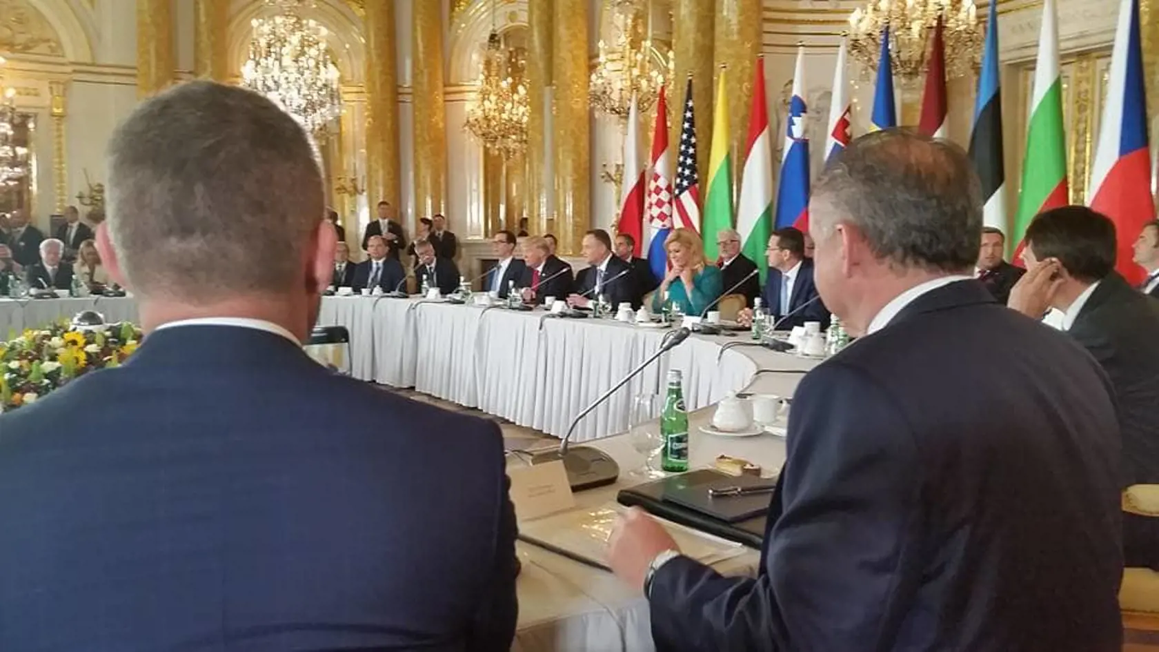 Peter Pellegrini si odfotil spoza stola Donalda Trumpa.