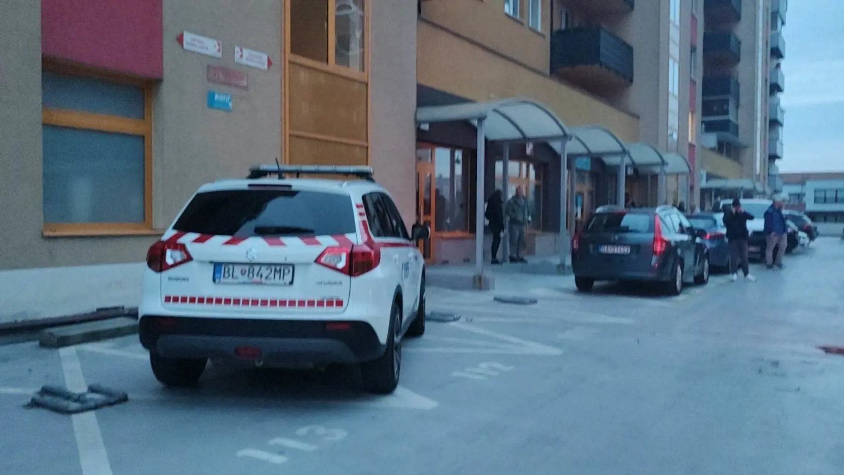 Z bytovky na Vyšehradskej ulici v Bratislave vypadli muž a žena, v byte napokon našla polícia aj mŕtve dieťa.