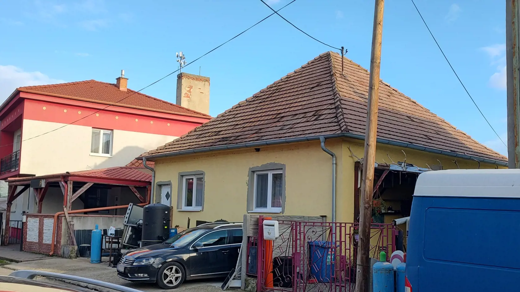 Podľa otca nebohej odišla z domu v spoločnosti muža, ktorý už mal v minulosti opletačky so zákonom. Mal byť súdne trestaný za drogovú trestnú činnosť. „Mali spolu dieťa. On mal problém s drogami. Bol veľký feťák. Dvakrát už sedel v base,“ rozhovorila sa rodina mŕtveho dievčaťa o jej priateľovi.
