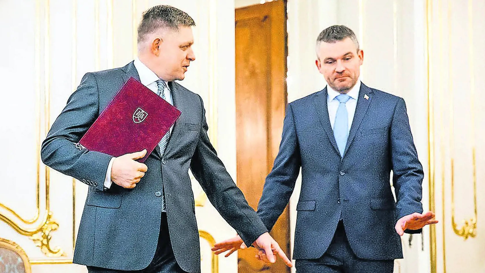 Zľava Robert Fico a Peter Pellegrini v roku 2018 v Prezidentskom paláci. Práve vtedy Fico nedobrovoľne prenechal premiérsku stoličku mladšiemu kolegovi, ktorému bol aj šéfom v Smere.