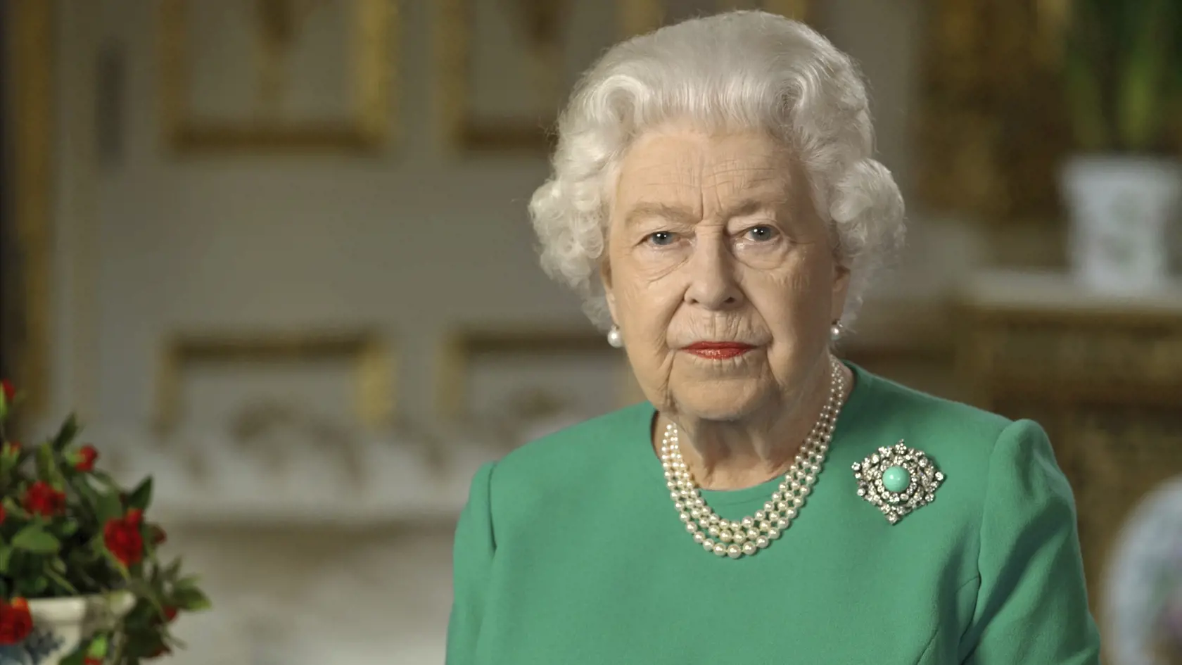 WA 53 Windsor - Britská kráľovná Alžbeta II. počas mimoriadneho televízneho prejavu k občanom Veľkej Británie a Spoločenstva národov (Commonwealth), v ktorom sa venovala pandémii nového koronavírusu vo Windsore v nedeľu 5. apríla 2020. Kráľovná Alžbeta II vyzvala Britov, aby sa postavili k výzve pandémie koronavírusa a boli disciplinovaní v týchto čoraz náročnejších časoch. FOTO TASR/AP