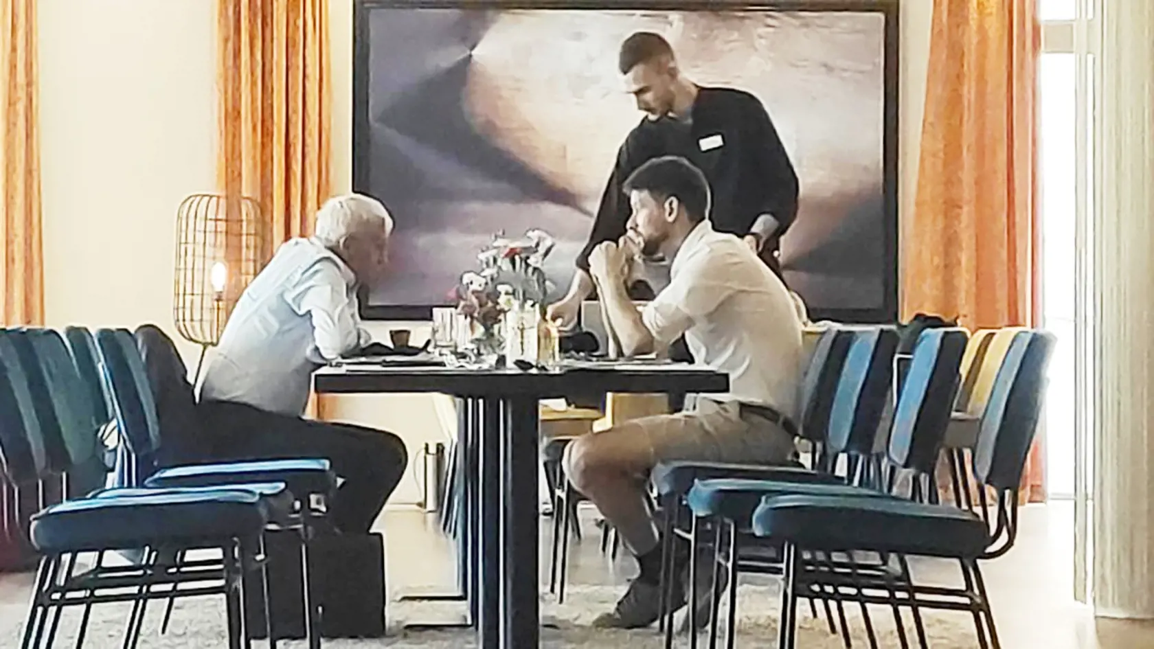Na kávičke sedia šéf Progresívneho Slovenska Michal Šimečka a líder strany Modrí, Most-Híd Mikuláš Dzurinda.