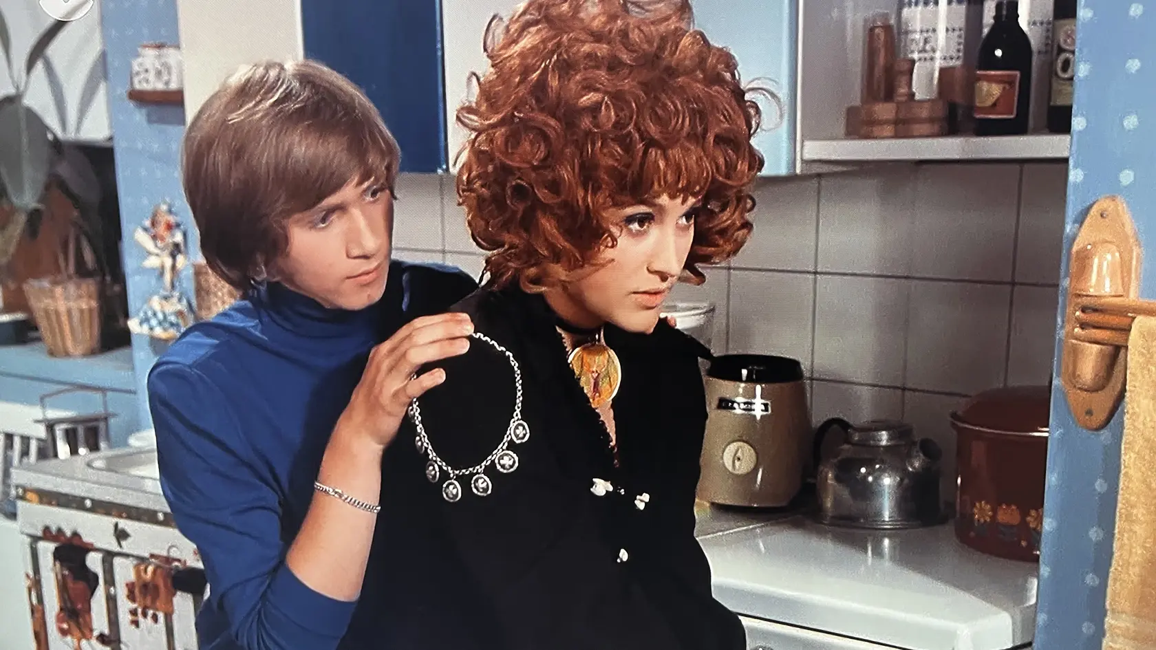 Dívka na koštěti: V slávnom filme, ktorý ľudia nazývajú aj Saxana si zahrala herecká elita. Petra Černocká, Jan Hrušínský, Stella Zázvorková, Vladimír Menšík, František Filipovský, Jan Libíček, Lubomír Kostelka, Jan Kraus, Míla Myslíková, Helena Ružičková, Jaroslava Obermaierová, či Josef Bláha.