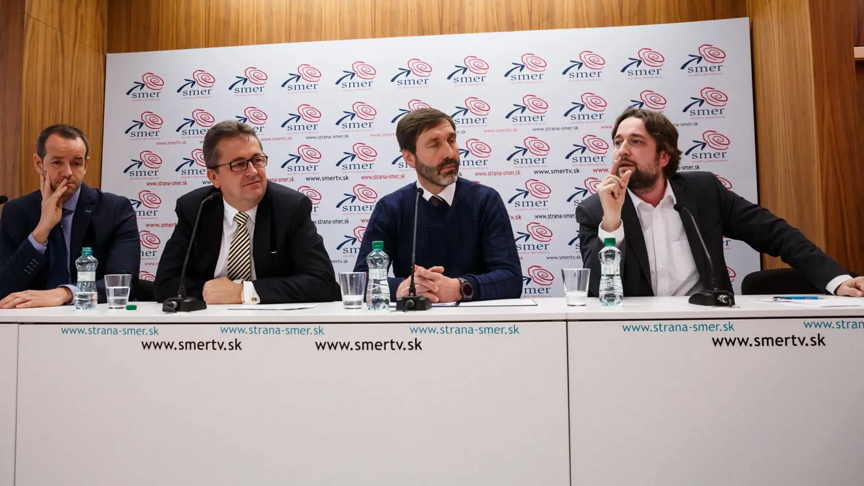 Tlačová konferencia strany SMER-SD ohľadom politickej situácie na Slovensku. Na fotke sprava Viktor Stromček, Martin Glváč, Juraj Blanár a Ľuboš Blaha.