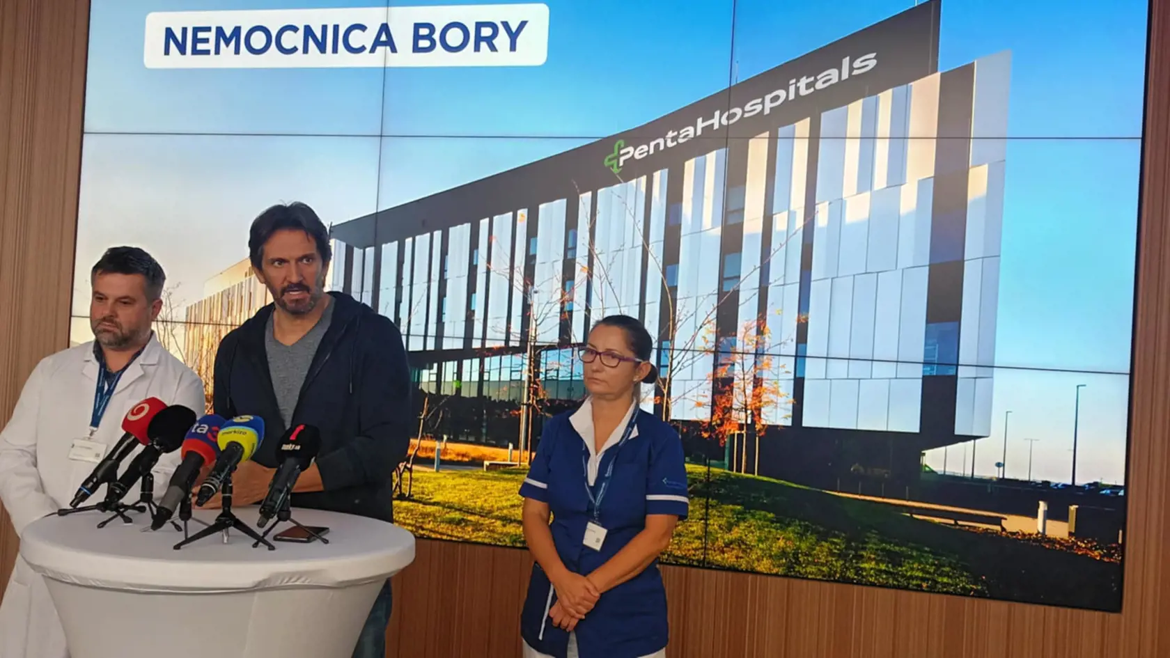 Minister obrany Robert Kaliňák (Smer) a primár traumatológie v nemocnici Bory Dušan Matejička