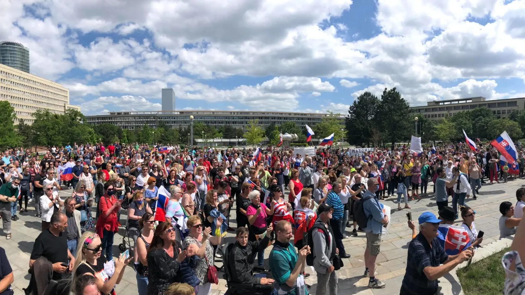 V Bratislave sa konal protest proti vláde Igora Matoviča. Demonštranti žiadajú demisiu vlády a predčasné voľby.