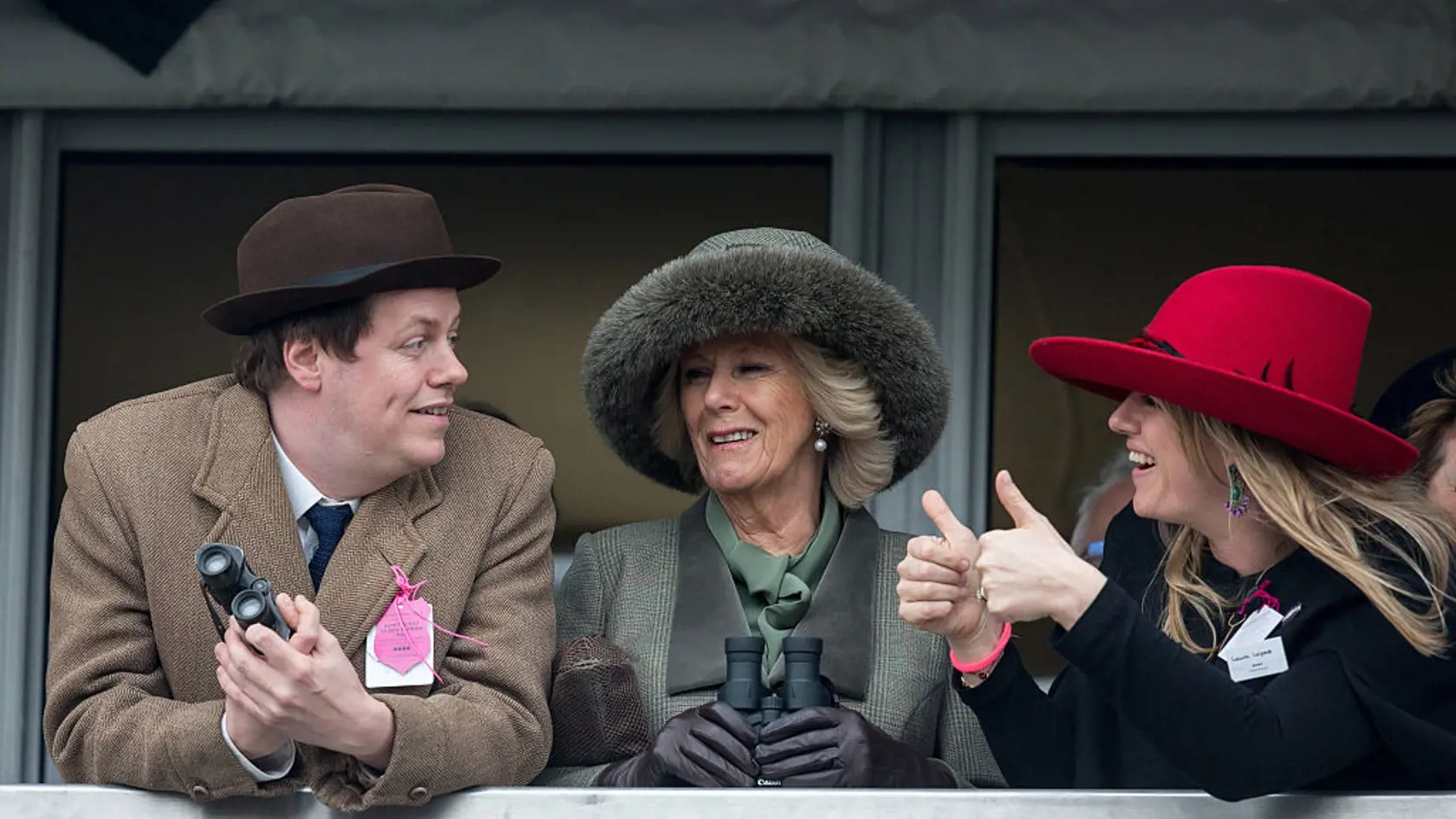 Vojvodkyňa Camilla so synom Tomom Parkerom a dcérou Laurou Lopes.