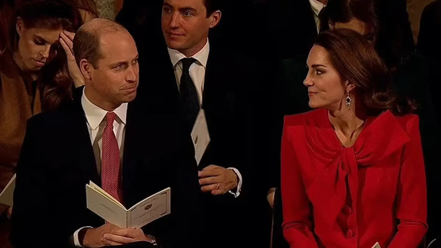 Láskyplný pohľad za milión. Vojvodkyňa Kate (39) a jej manžel, britský princ William (39), nenápadne poodhalili fanúšikom kúsok zo svojho súkromia, keď sa podelili o intímny moment počas vianočného koncertu.