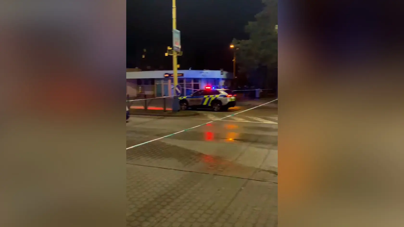 V košickej mestskej časti Šaca došlo k streľbe. Podľa prvotných informácií je jedna osoba so strelnými poraneniami transportovaná do nemocnice.