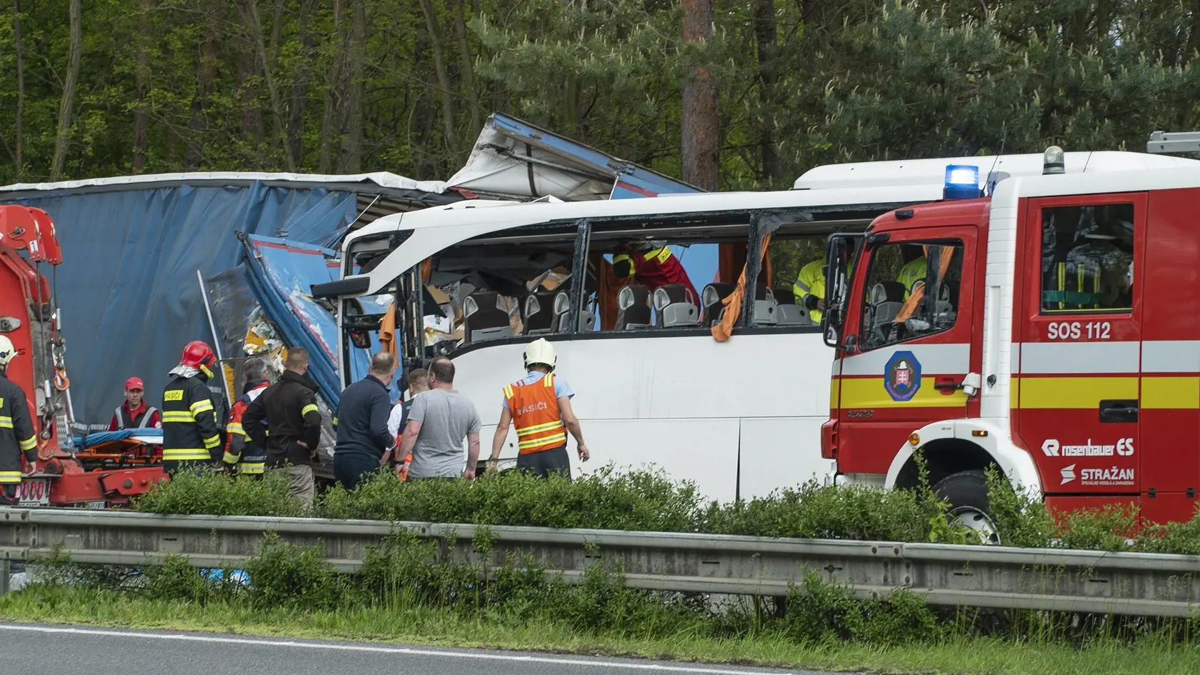Dopravná nehoda, ktorá sa v pondelok predpoludním stala na diaľnici D2 v smere do Kútov, si vyžiadala jednu obeť, 59 osôb utrpelo zranenia rôzneho rozsahu.