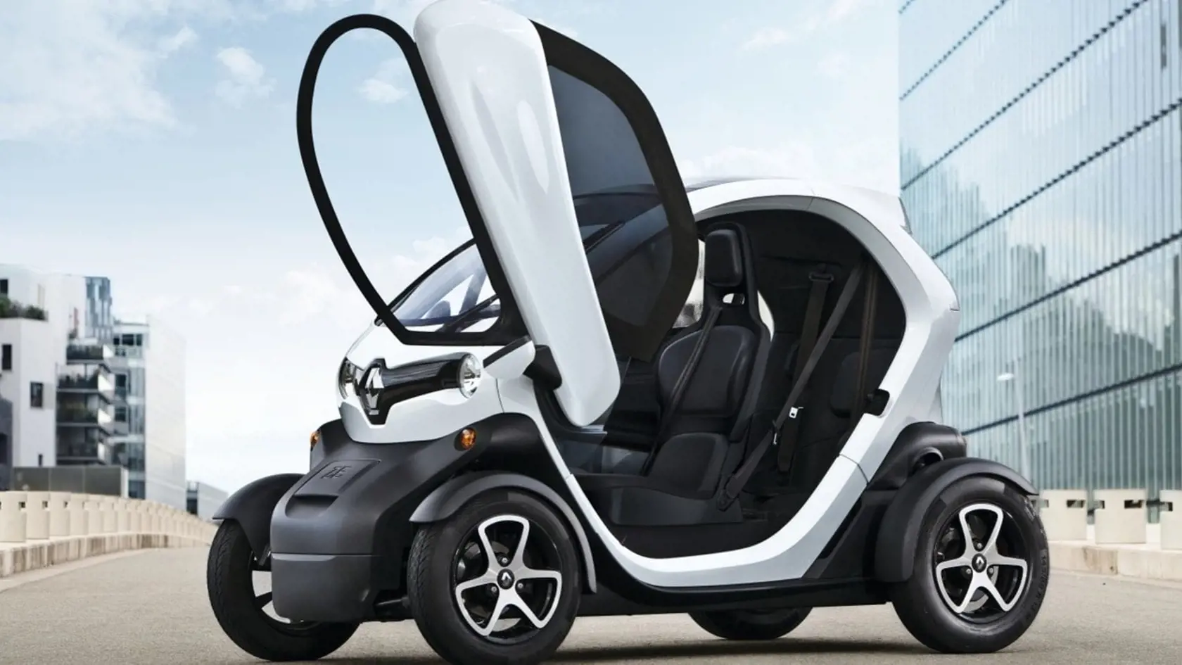 Elektrický Renault Twizzy sa s cenou skutočne dostal výrazne pod 10-tisícovú hranicu. Stojí okolo 7-tisíc eur.