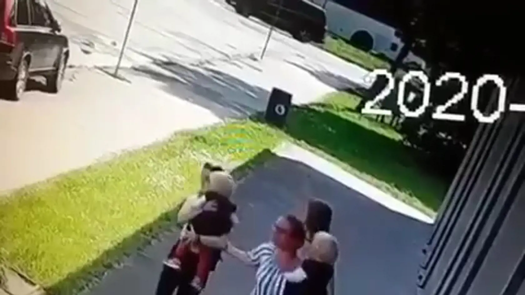 Kamerový záznam z miesta, kde polícia zneškodnila útočníka.