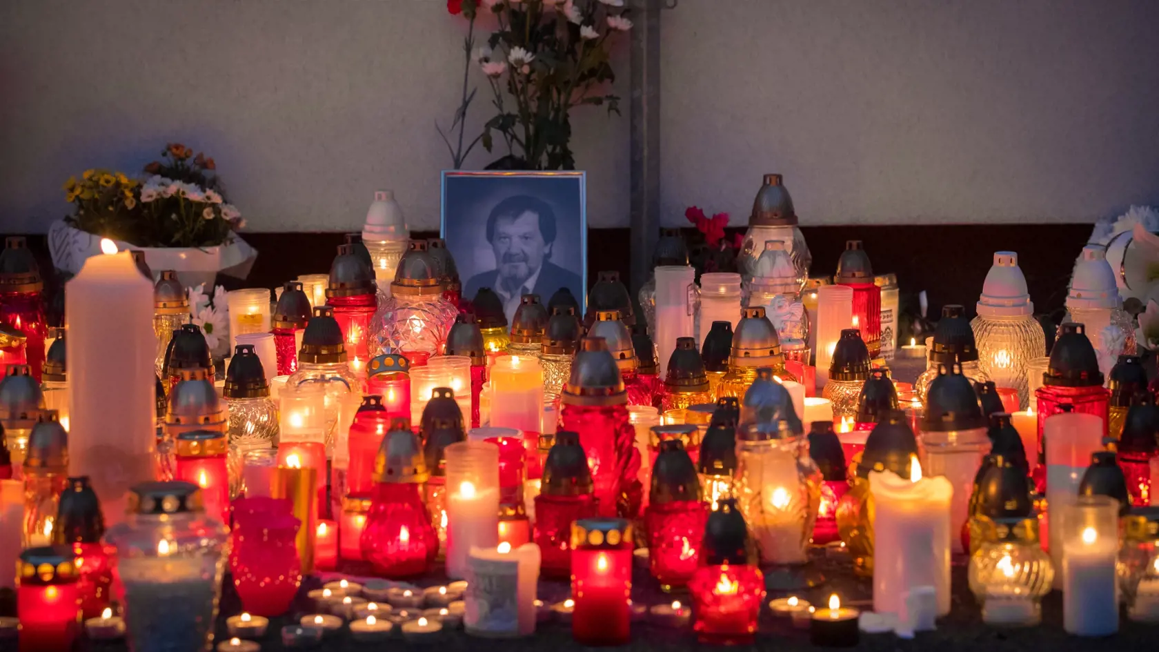 Situácia po útoku nožom vo Vrútkach, pri ktorom okrem útočníka prišiel o život aj zástupca školy Jaroslav Budz a niekoľko ľudí vrátane detí bolo zranených. Na snímke je pietna spomienka na zavraždeného pedagóga v areáli školy.