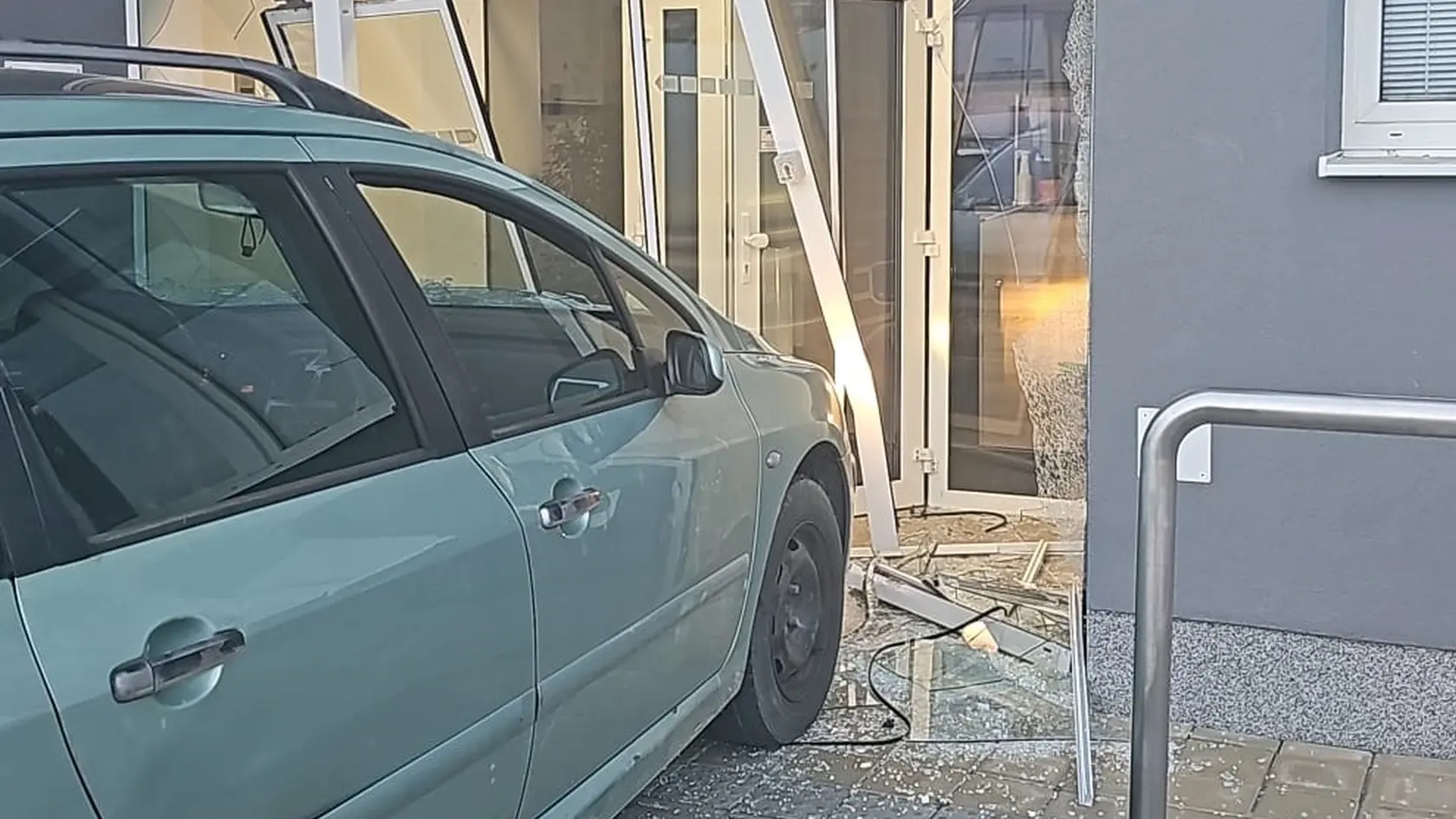 Muž pod vplyvom drog poškodil autom dvere policajnej budovy v Prievidzi.