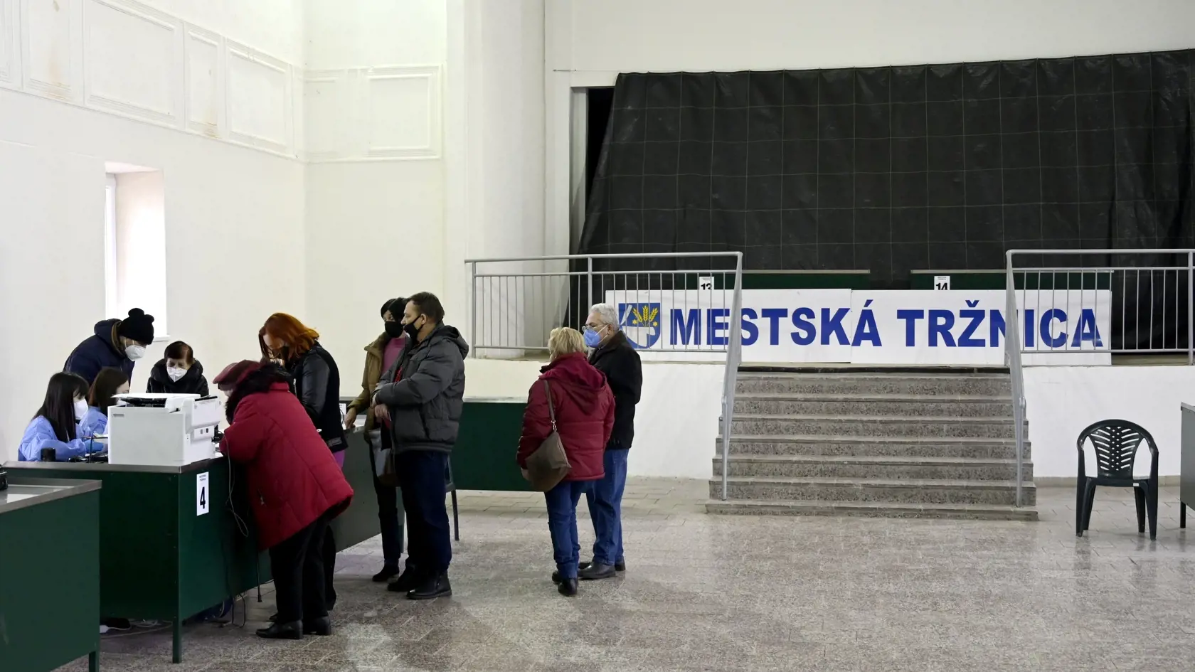 Na snímke výjazdové očkovanie bez registrácie očkovacím autobusom Košického samosprávneho kraja (KSK) v priestoroch mestskej tržnice v Trebišove 4. januára 2022. FOTO TASR - Roman Hanc