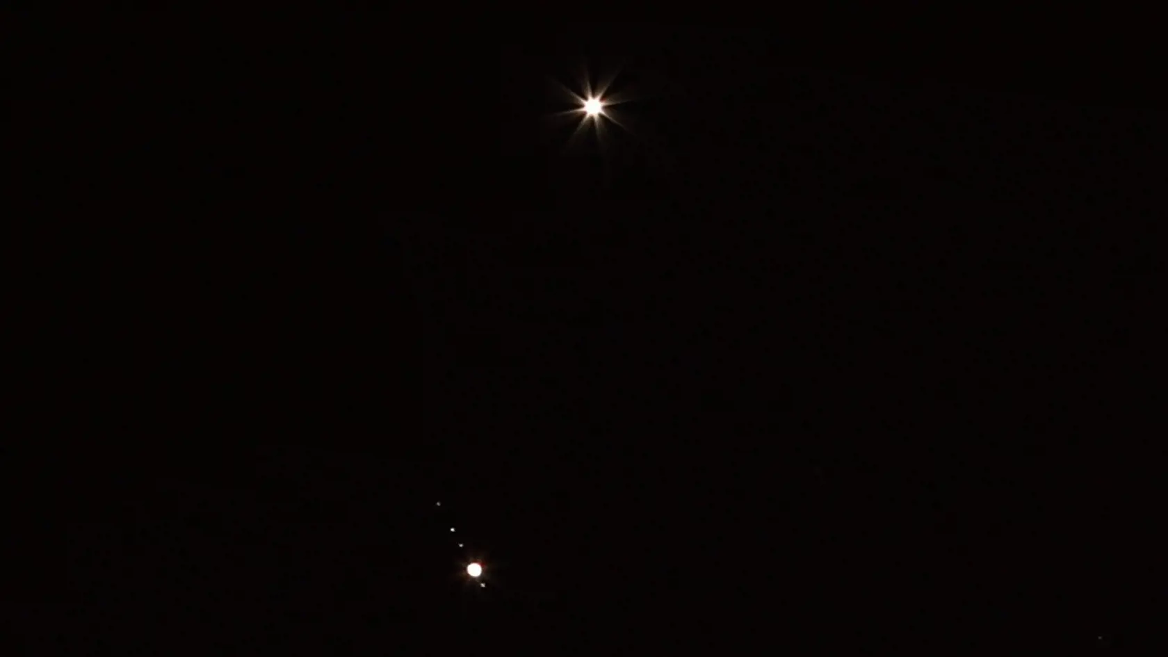 Zuzana odfotila takto krásne Venušu a Jupiter aj s mesiacmi.