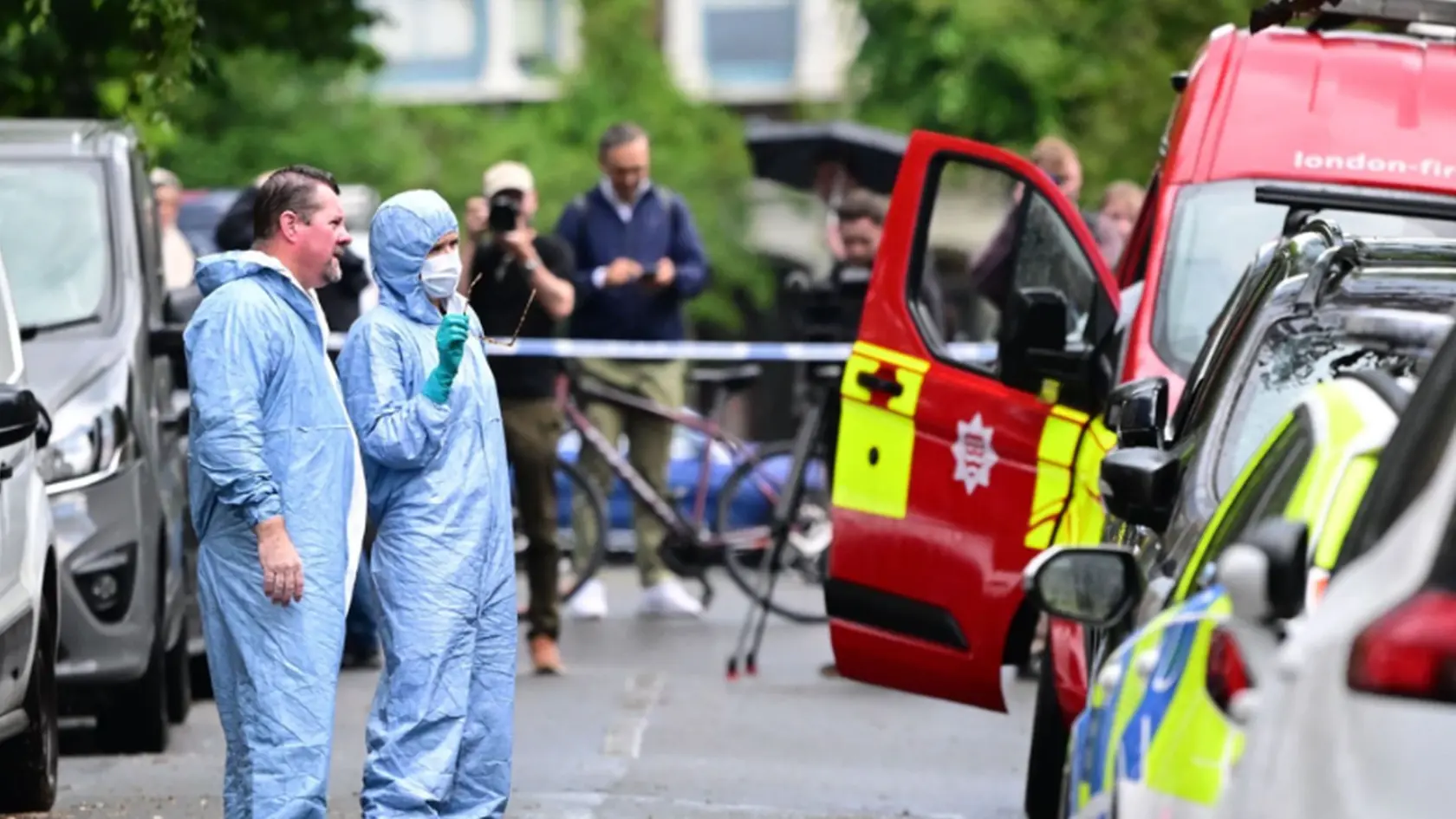 Požiar v dome britského premiéra: Svedkovia hovoria o zápalnej bombe