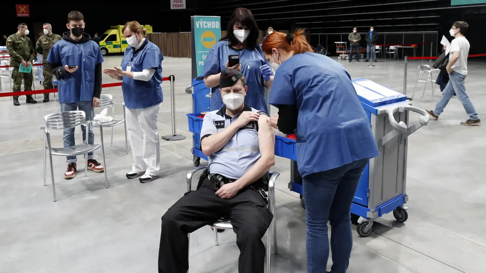 Muž dostáva vakcínu od spoločnosti Pfizer/Biontech