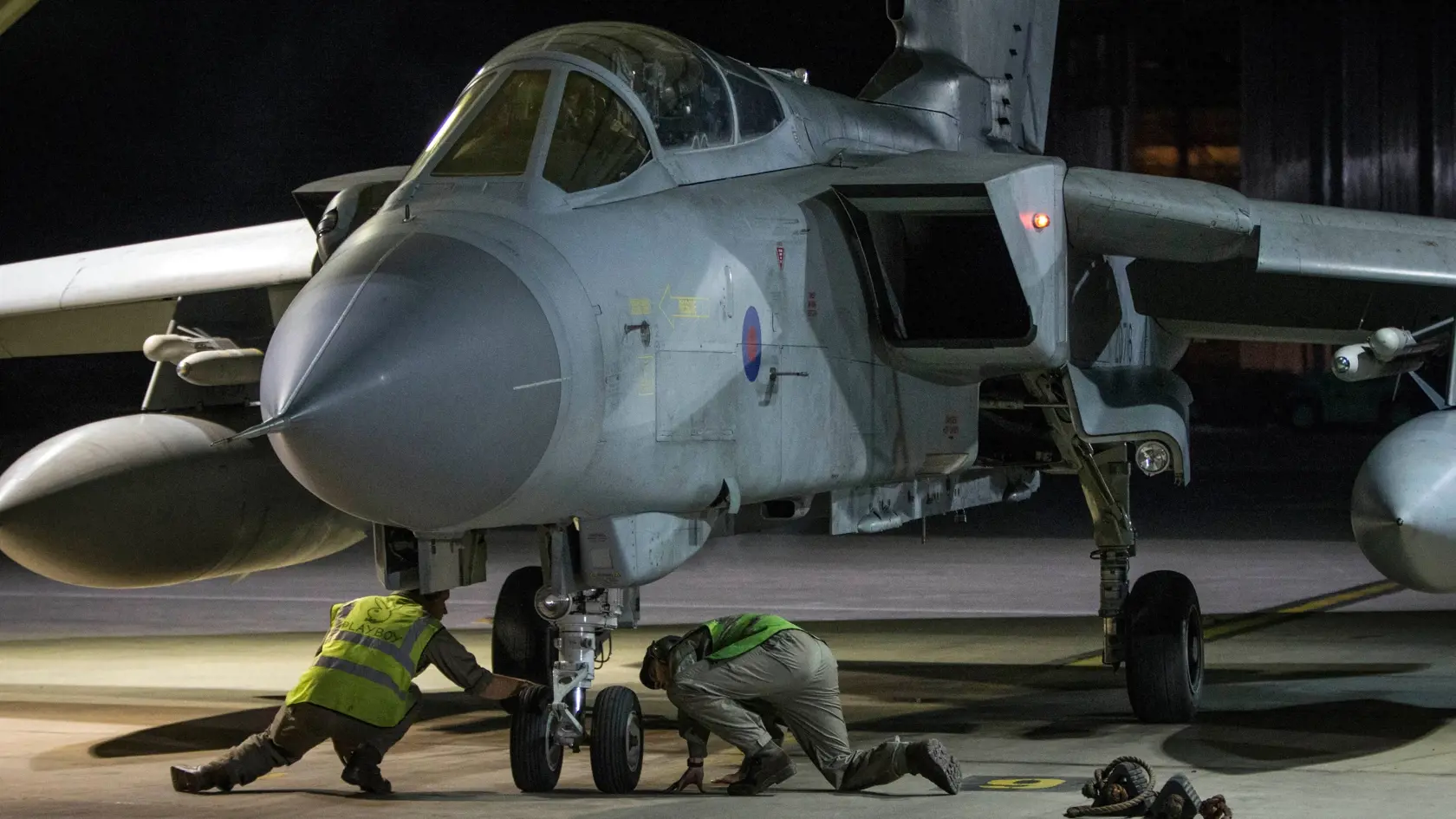 Na snímke britského ministerstva obrany lietadlo R.A.F Tornado po návrate na britskej leteckej základni Akrotiti na Cypre po spoločnom útoku USA, Veľkej Británie a Francúzska na ciele v Sýrii.