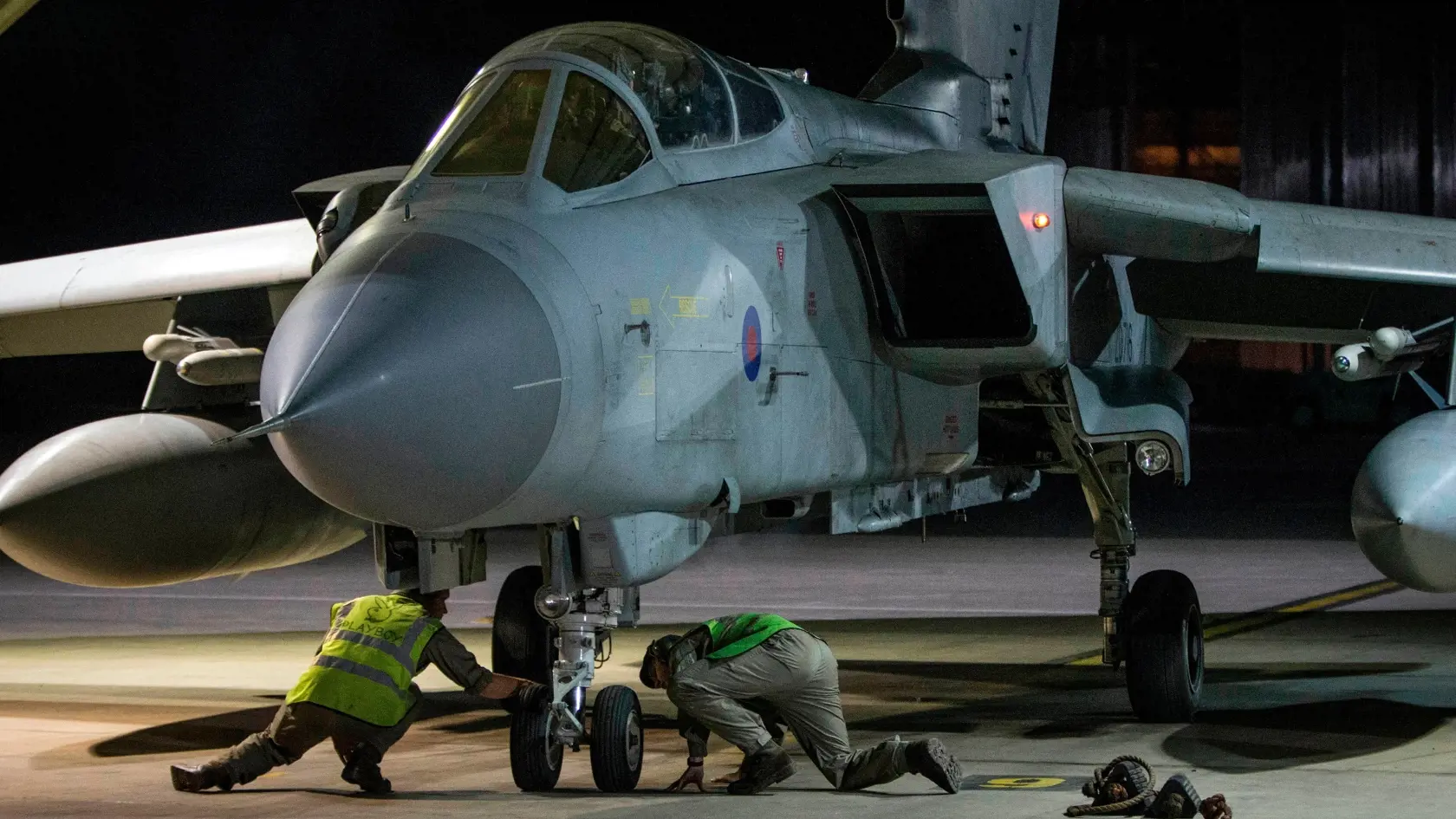 Na snímke britského ministerstva obrany lietadlo R.A.F Tornado po návrate na britskej leteckej základni Akrotiti na Cypre po spoločnom útoku USA, Veľkej Británie a Francúzska na ciele v Sýrii.