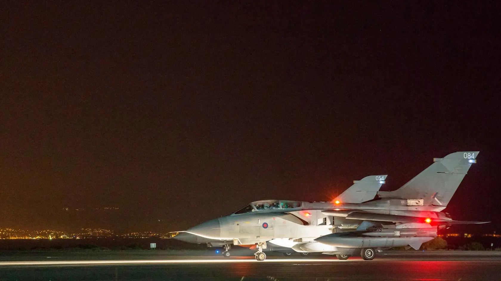Na snímke britského ministerstva obrany lietadlo R.A.F Tornado po návrate na britskej leteckej základni Akrotiti na Cypre po spoločnom útoku USA, Veľkej Británie a Francúzska na ciele v Sýrii.
