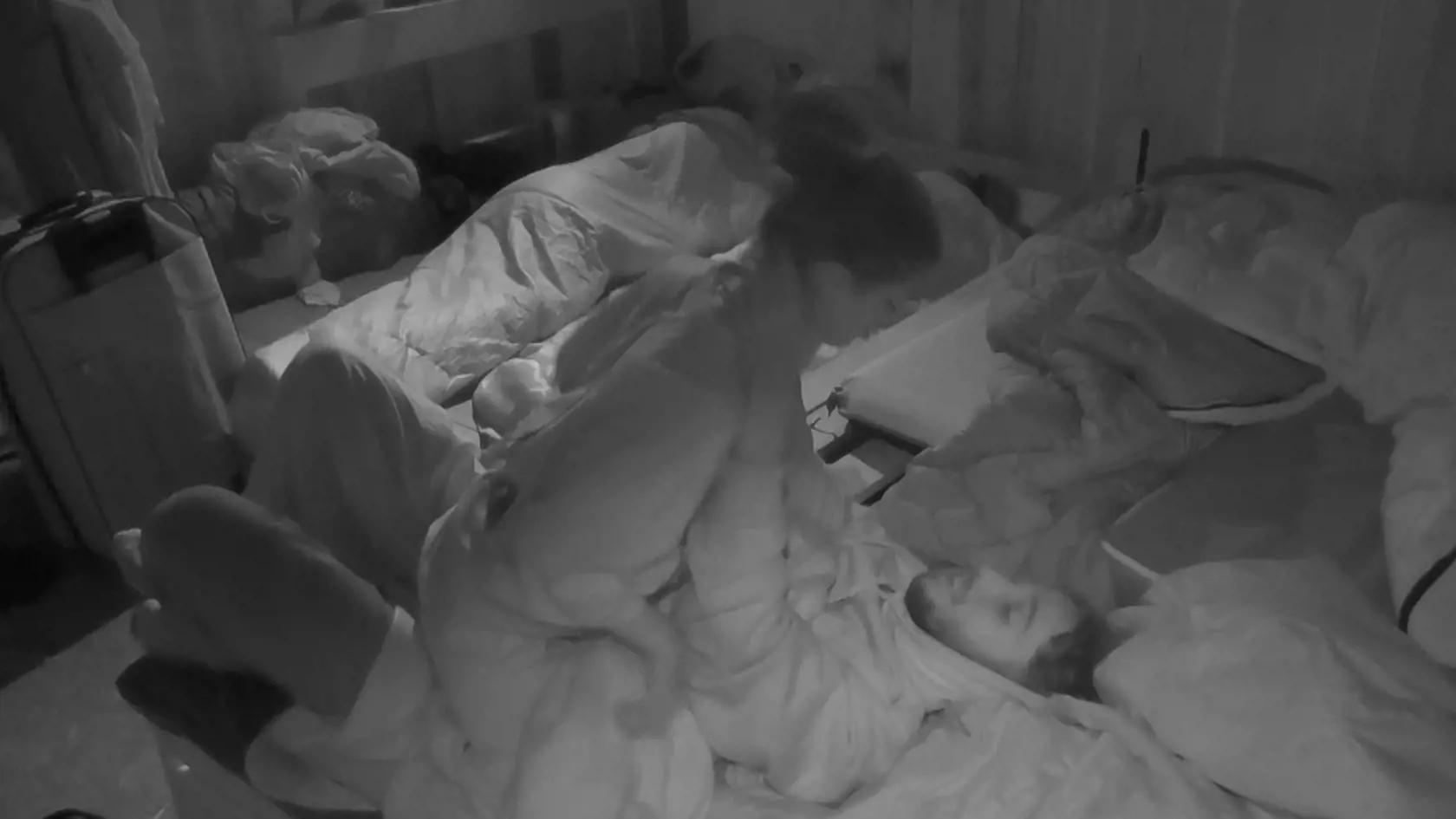 Azra a Denis. Alkohol prelomil ľady a takto to skončilo.