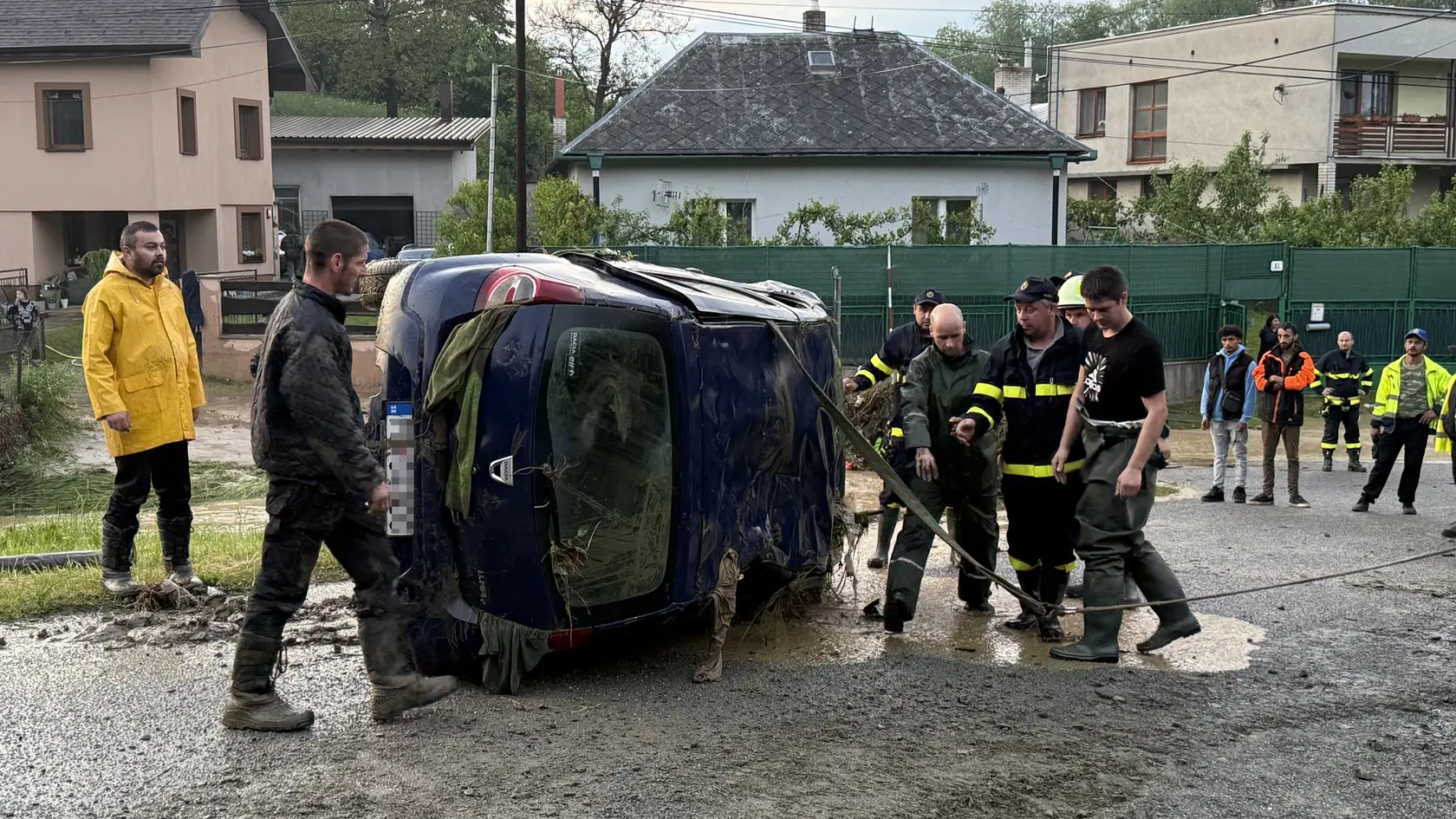 Pre silné popoludňajšie búrky museli hasiči v Prešovskom kraji zasahovať na viacerých miestach. Na snímke vytiahnuté auto po silnej búrke v obci Rokycany v okrese Prešov v pondelok 2. júna 2025. FOTO TASR - Veronika Mihaliková