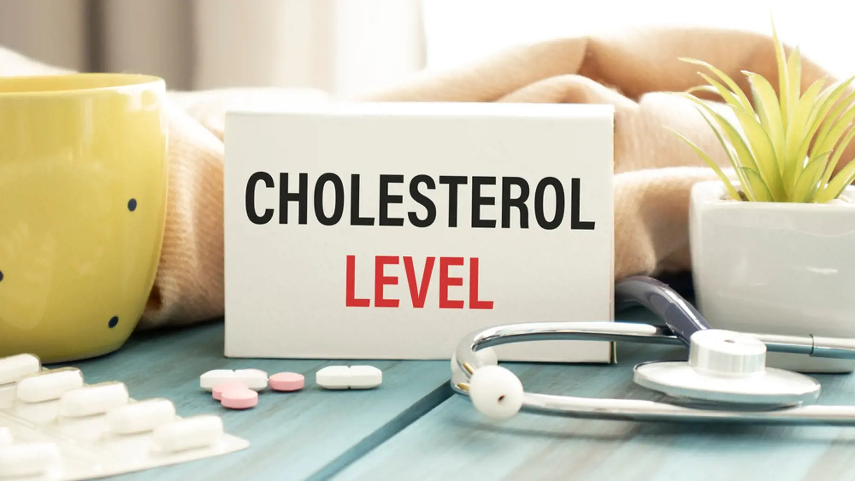 Ďalšou chybou je neudržiavanie zdravej hladiny. Ak máme cholesterol v dobrej hladine, neznamená to, že sa nemôže zmeniť. Udržiavanie zdravého životného štýlu je alfou a omegou. Stavte na stravu s obsahom berberínu, polikozanolu a astaxantínu, kyseliny listovej a koenzýmu Q10.