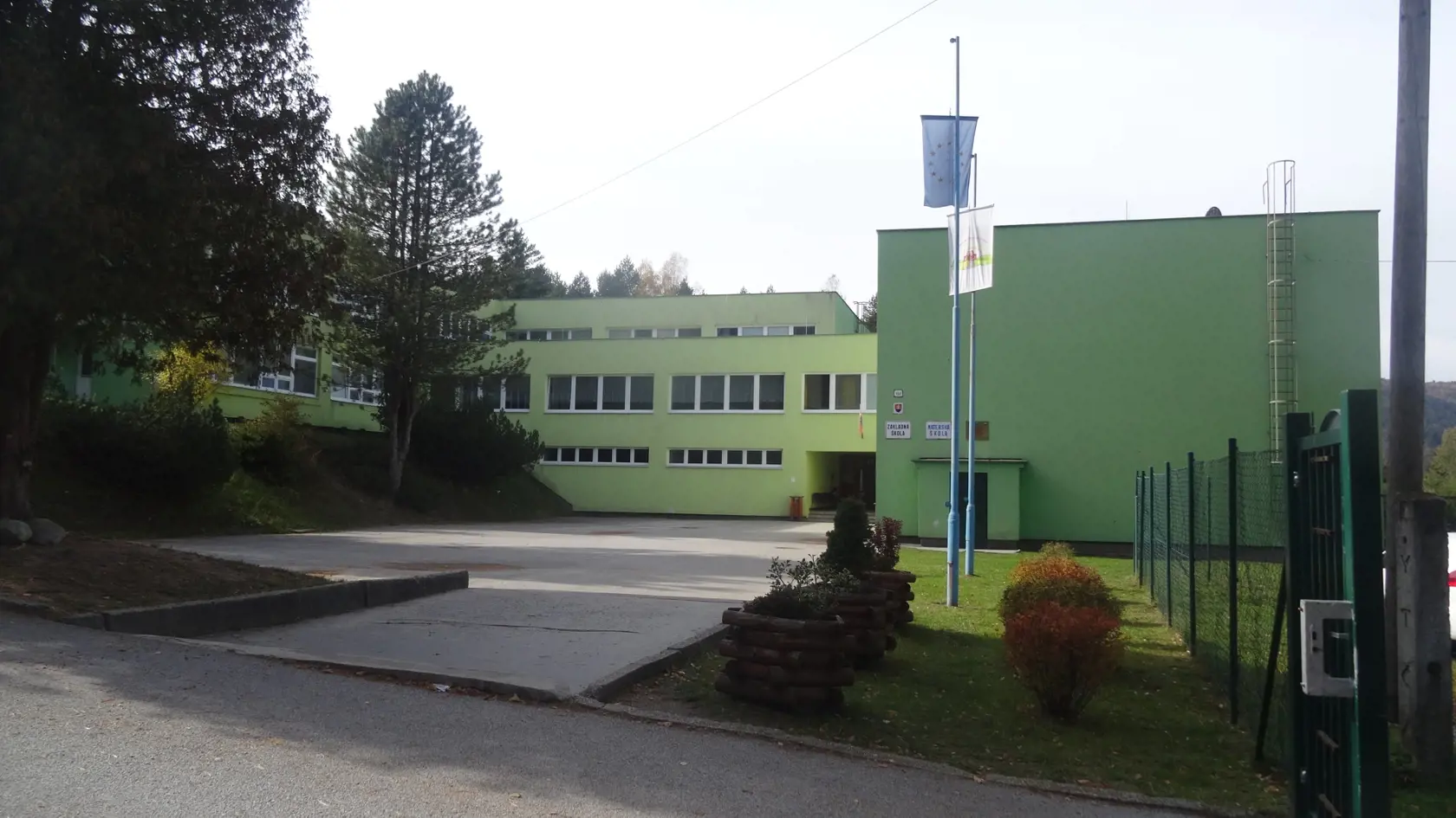 Chlapca podľa nášho zdroja natreli spolužiaci. To oni prezradili pedagógom, že Alex prišiel do školy so sekerou.