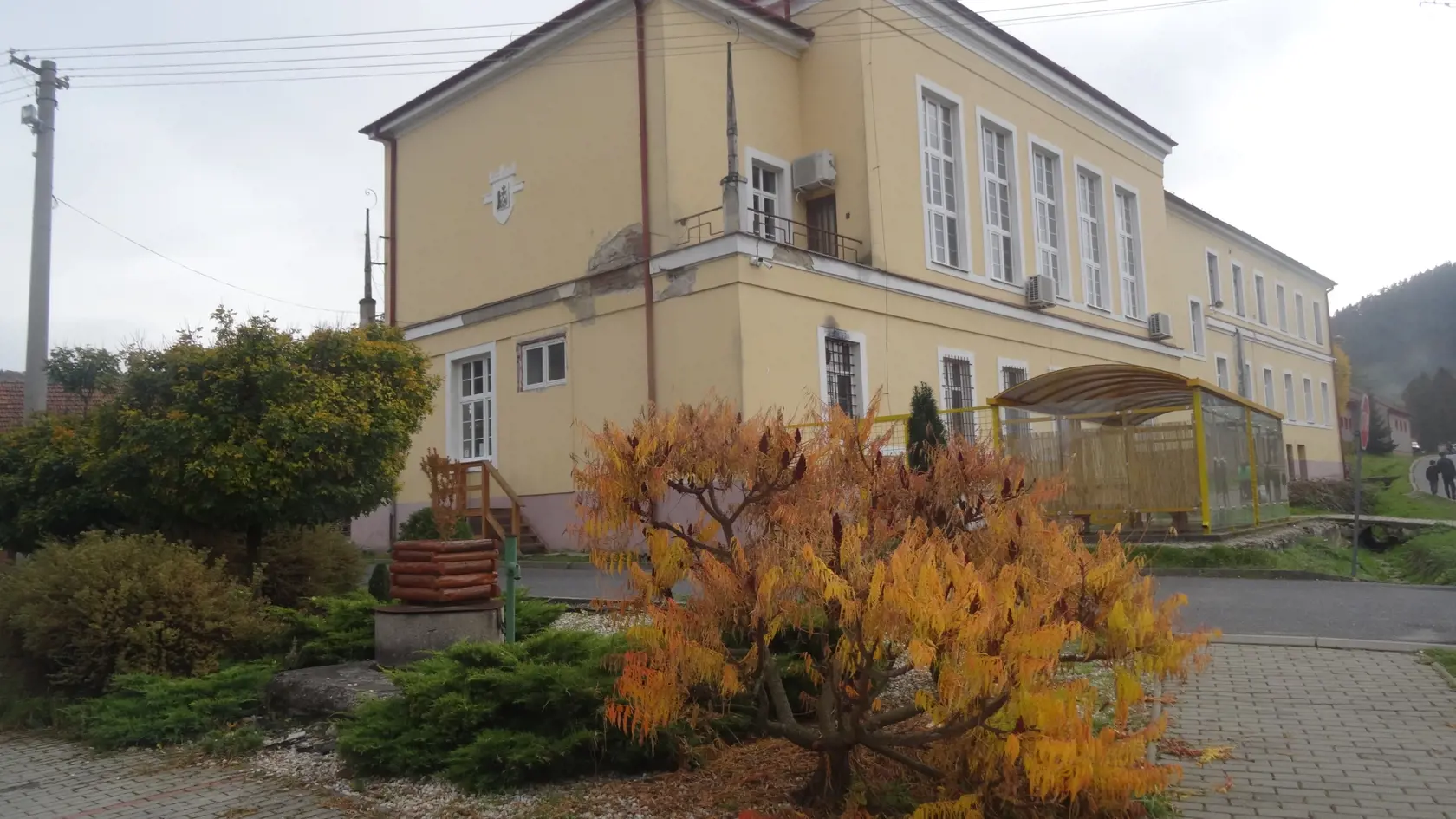 Pokojnú atmosféru v Mníšku nad Hnilcom narušila nevídaná udalosť v miestnej škole.