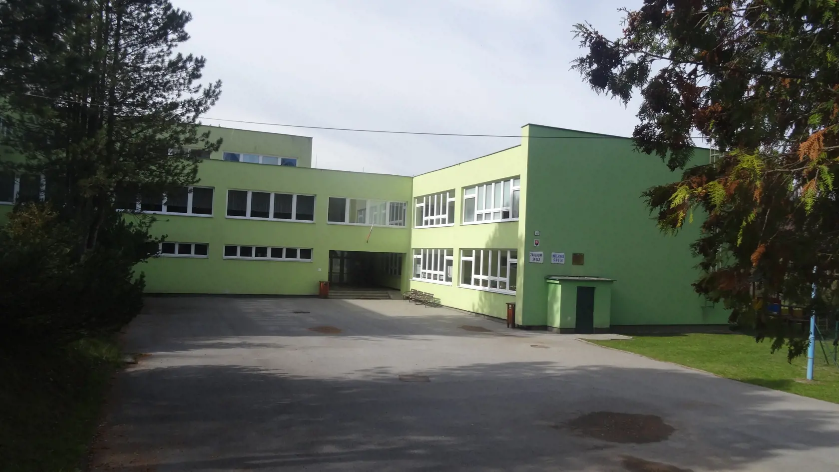 Vo štvrtok 13. 10. sa Alex vybral do školy nielen s pomôckami, ale aj so sekerou a plánoval odtínať hlavy spolužiakom i pedagógom.