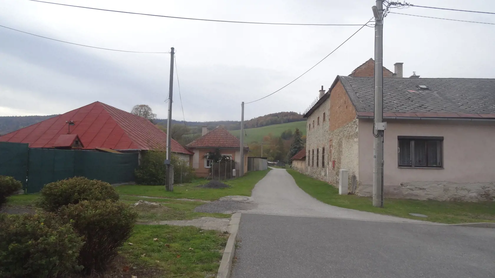 Názory domácich na  prípad, aký v Mníšku ani širokom okolí nemá obdoby sa rôznia. Jedni si myslia, že chlapec by sa mal vrátiť do školy, iní nie."