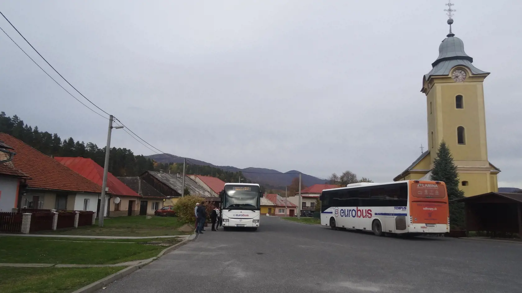 V škole zorganizovali len naoko evakuáciu, bez osobných vecí, triedu po odchode všetkých žiakov zamkli a privolali políciu.