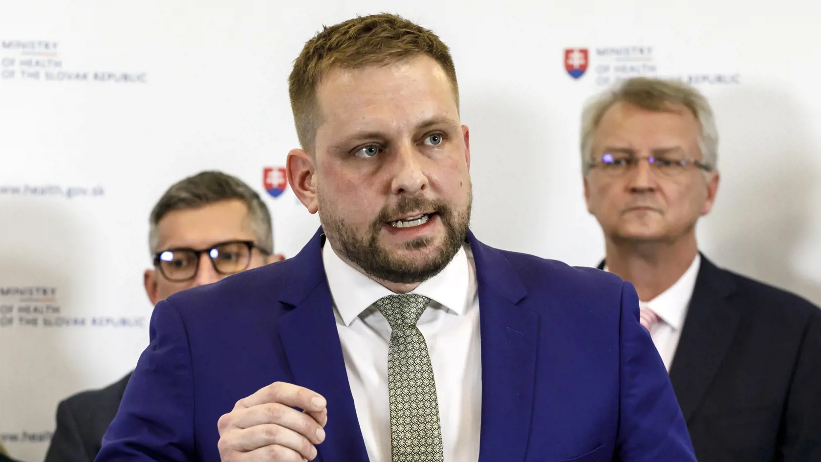 Na snímke zľava štátny tajomník Ministerstva zdravotníctva SR (MZ SR) Michal Štofko, minister zdravotníctva SR Kamil Šaško (Hlas-SD) a štátny tajomník MZ SR Ladislav Slobodník počas tlačovej konferencie k aktuálnej situácii v zdravotníctve a rokovaní s Lekárskym odborovým združením (LOZ) v Bratislave 4. decembra 2024. FOTO TASR - Dano Veselský