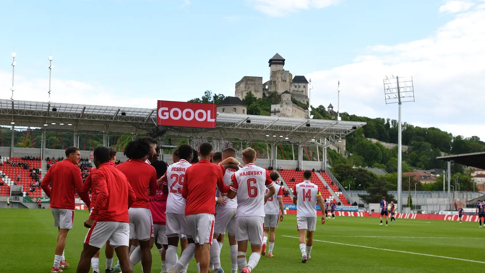 Radosť hráčov AS Trenčín, ktorí sa zachránili v najvyššej súťaži