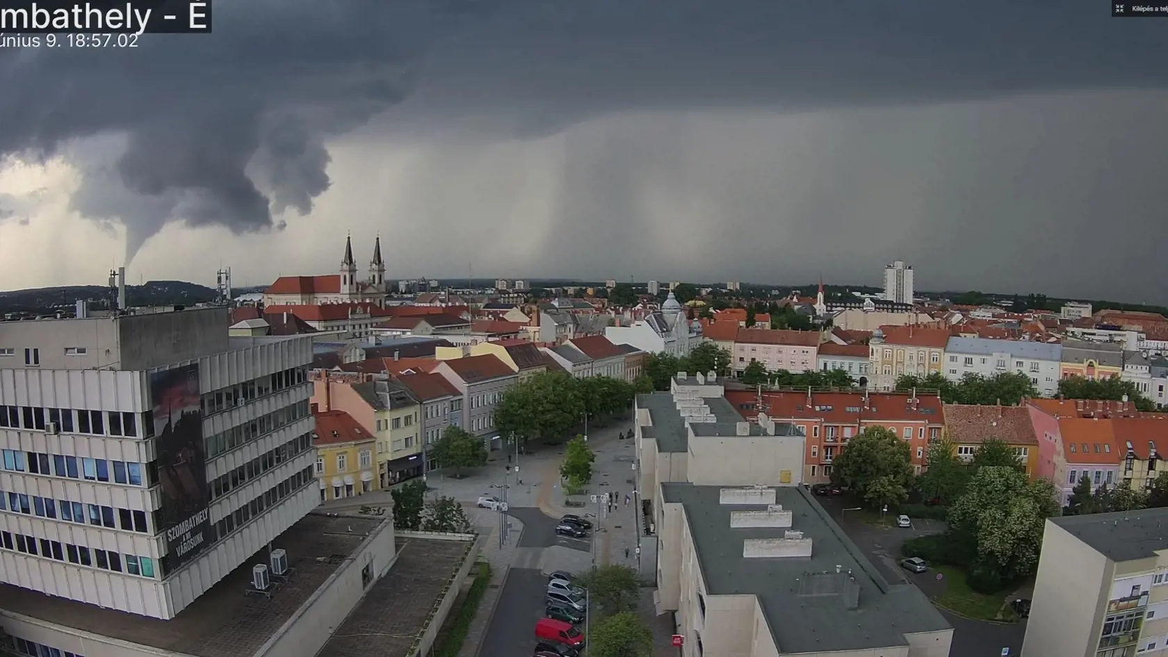 Na rakúsko-maďarských hraniciach sa v nedeľu (6.6.) sformovalo tornádo. Vznikať začalo na rakúskych hraniciach a priblížilo sa k mestu Szombathely.