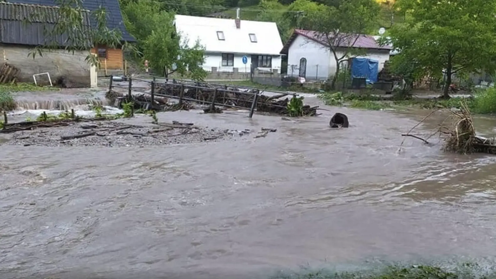 Blesková povodeň z noci na pondelok spôsobila vo Valaskej Belej (okres Prievidza) státisícové škody.