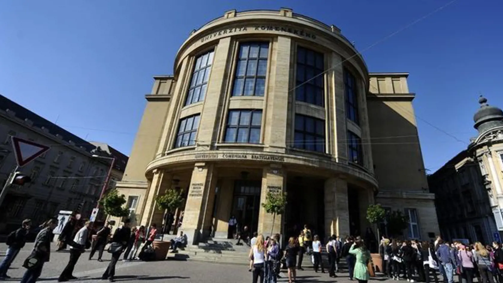 Bratislavská Univerzita Komenského je medzi najlepšími školami sveta. Napriek tomu sa nevyhla škandálu.