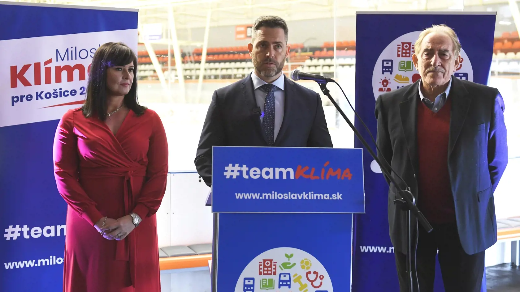 Na snímke uprostred kandidát na post primátora Košíc Miloslav Klíma počas tlačovej konferencie v Košiciach 7. apríla 2022. Vľavo manželka Mariana a vpravo otec Miloslav.