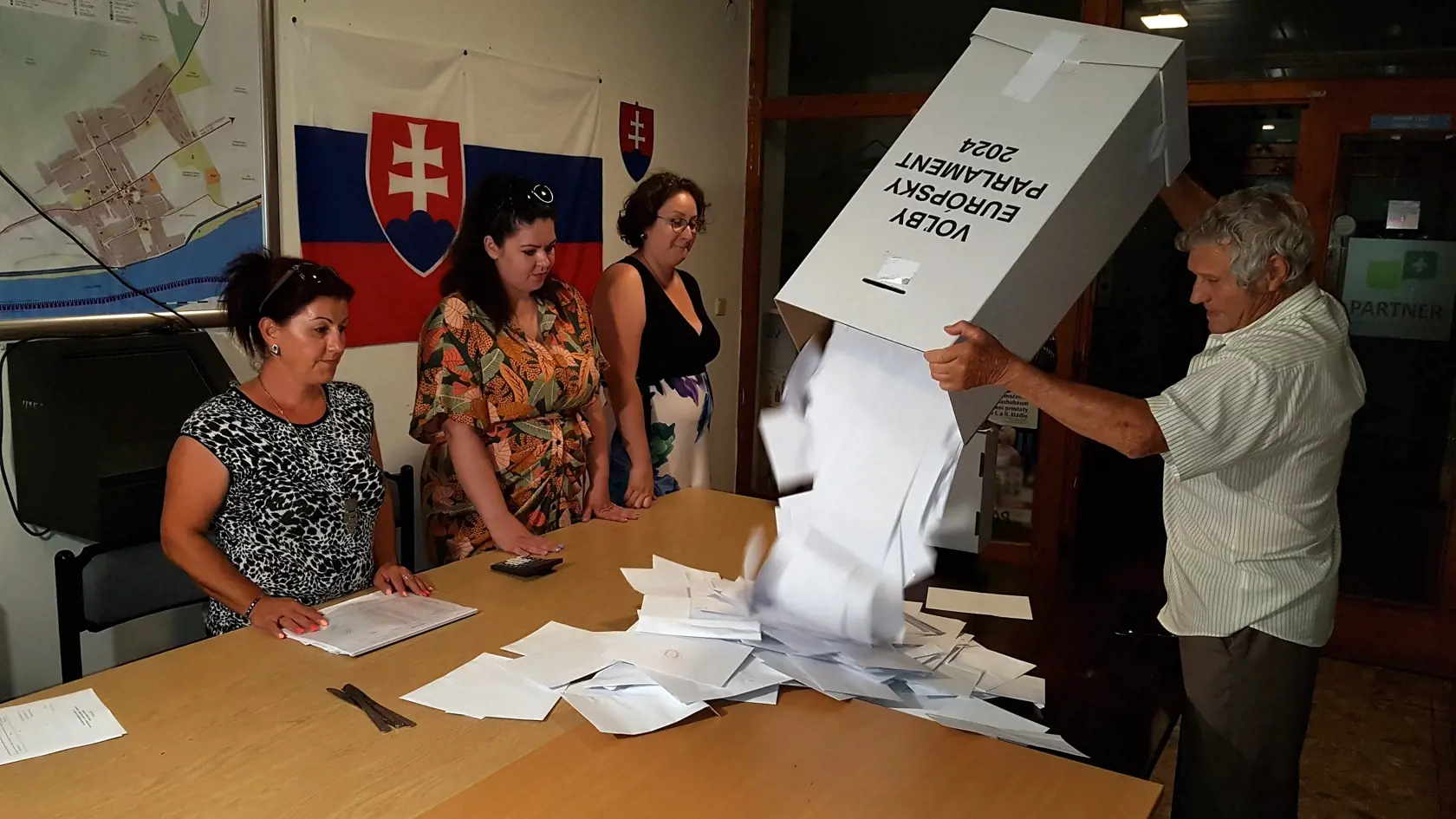 Na Slovensku sa v sobotu 8. júna 2024 začali v poradí piate voľby do Európskeho parlamentu. Občania budú voliť 15 europoslancov z 22 politických strán a jednej koalície. Väčšina volebných miestností na Slovensku sa zatvorila. Komisie v nich začínajú sčítavať hlasy. Na snímke spočítavanie hlasov po uzatvorení volebnej miestnosti v obci Moča, v okrese Komárno 8. júna 2024 počas volieb do Európskeho parlamentu 2024. FOTO TASR - Milan Drozd