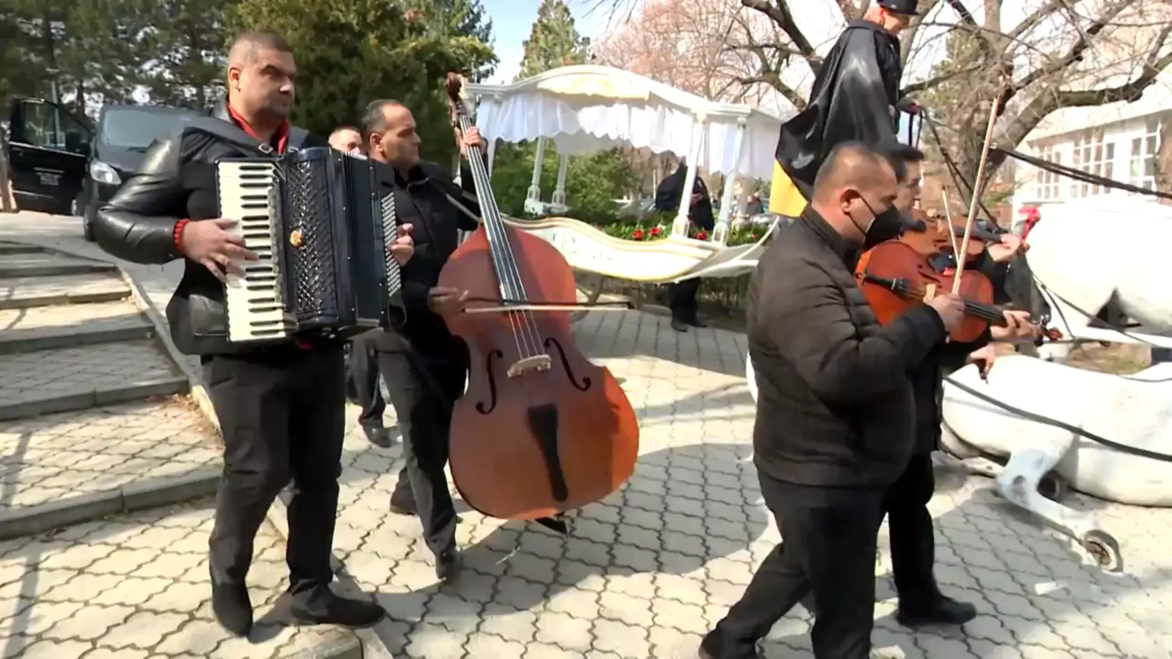 Pohreb sa nezaobišiel bez cigánskej kapely.