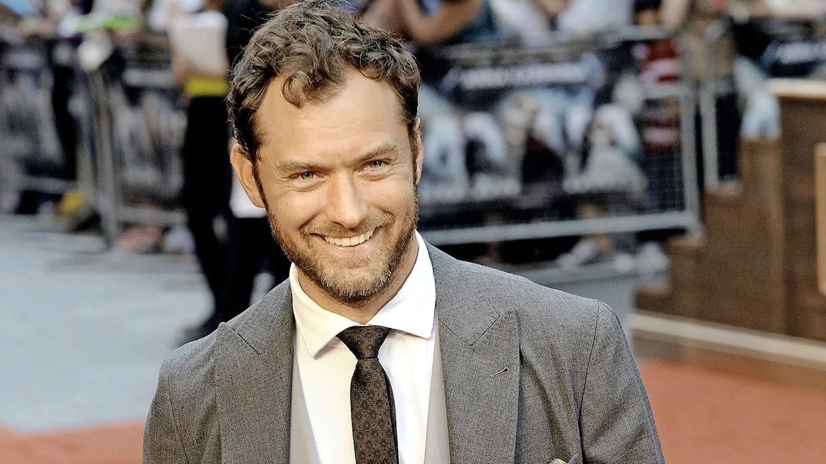 Jude Law má neskutočnú charizmu.