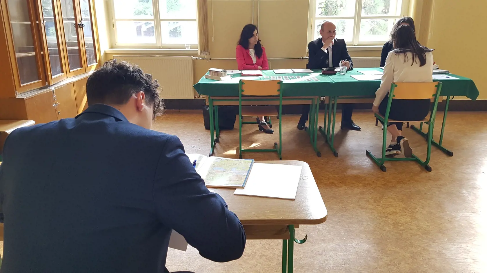 Na snímke ústne maturitné skúšky na Gymnáziu Hansa Selyeho s vyučovacím jazykom maďarským, z ktorých maturovalo 117 študentov v Komárne,
