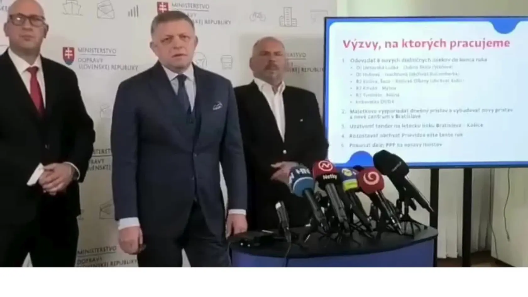 Premiér na tlačovke počas kontrolného dňa na ministerstve dopravy. Odpovedal aj na otázku, či ide do Maďarska rokovať s konkrétnou leteckou spoločnosťou o prevádzkovaní linky Bratislava-Košice.