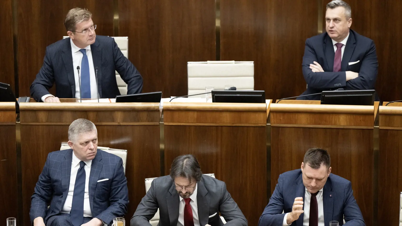 Na snímke v popredí zľava premiér Robert Fico, vicepremiér a minister obrany SR Robert Kaliňák (obaja Smer-SD) a minister životného prostredia SR Tomáš Taraba (nominant SNS), v pozadí zľava podpredseda NR SR poverený jej vedením Peter Žiga (Hlas-SD) a podpredseda NR SR Andrej Danko (SNS).