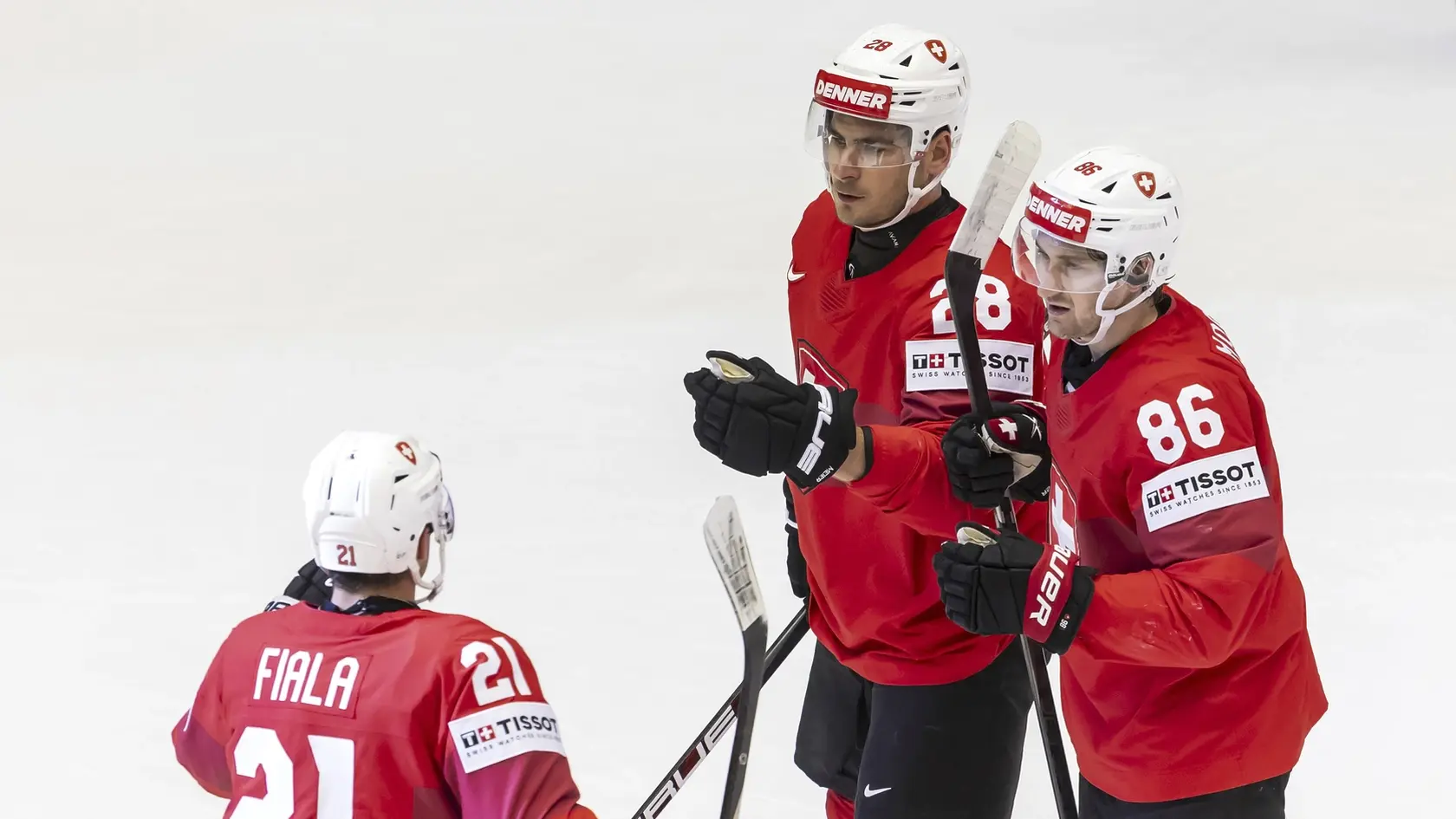 Švajčiarski hokejisti Timo Meier (uprostred) a Janis Jerome Moser (vpravo) sa tešia z gólu, ktorý strelil ich spoluhráč Kevin Fiala (vľavo).