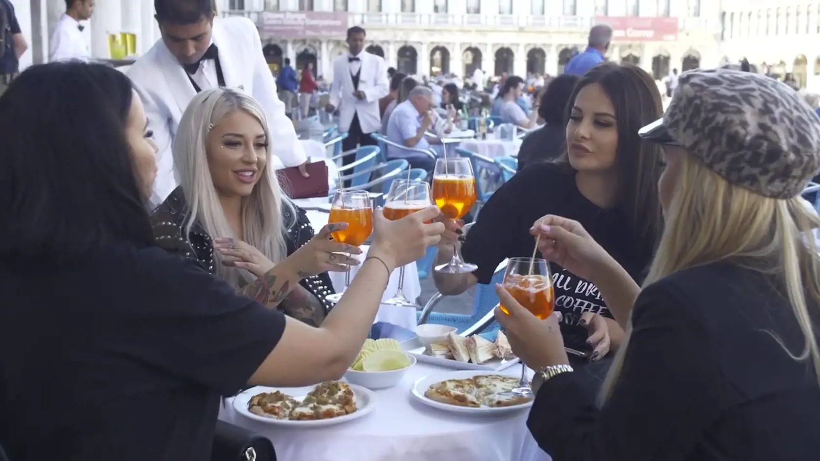 Snack na Námestí San Marco: Námestie San Marco je najznámejšie z celých Benátok, pretože sa na ňom sústredia tie najhlavnejšie pamiatky mesta. Reštaurácie a kaviarne, ktoré sa na tomto mieste nachádzajú, sú podľa cestovateľských sprievodcov iba predraženým lákadlom pre turistov. Zuzane to však neprekážalo a spolu s kamarátkami si na terase vychutnali chladené drinky a čerstvú pizzu. Bloček bol nepríjemným prekvapením. Zaplatili totiž až 100 eur.