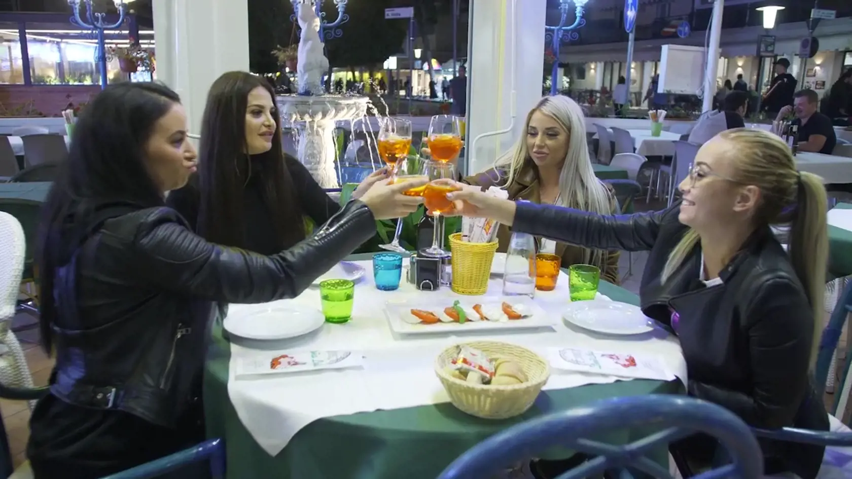 Ristorante Dona Lola Jesolo – večera: Po dlhej 7-hodinovej ceste z Bratislavy do Lido di Jesolo si dievčatá v neskorých večerných hodinách dopriali kráľovské hody v miestnej reštaurácii, ktorá sa špecializuje na pochúťky z plodov mora a rýb. Reštaurácia má na internete výborné hodnotenia a rozhodne nepatrí medzi tie lacnejšie. Za bohatú večeru, drinky a stolovné mohli podľa odhadov zaplatiť aj 200 eur.