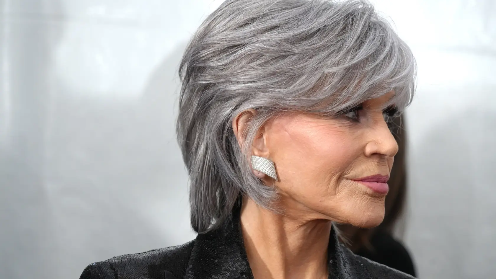 Jane Fonda nosí svoju striebornú hrivu s hrdosťou už niekoľko rokov.